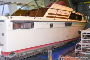 Chris Craft MX 25 Motoryacht beim Refit in der Werfthalle der Bootswerft Baumgart in Dortmund