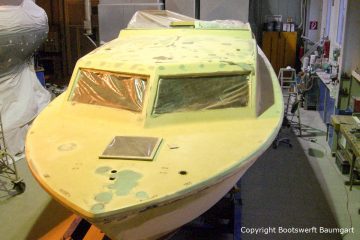 Chris Craft MX 25 Motoryacht beim Refit in der Werfthalle der Bootswerft Baumgart in Dortmund