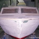 Bug der Chris Craft MX 25 Motoryacht beim Refit in der Werfthalle der Bootswerft Baumgart in Dortmund