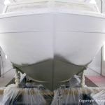 Bug der Chris Craft MX 25 Motoryacht beim Refit in der Lackierkabine der Bootswerft Baumgart in Dortmund