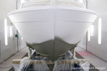 Bug der Chris Craft MX 25 Motoryacht beim Refit in der Lackierkabine der Bootswerft Baumgart in Dortmund