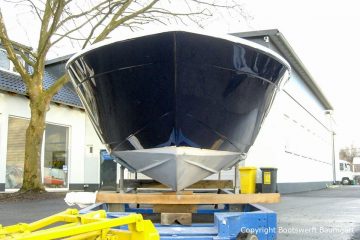 Bug der Chris Craft MX 25 Motoryacht beim Refit auf dem Werftgelände der Bootswerft Baumgart in Dortmund