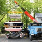 Chris Craft MX 25 Motoryacht wird nach durchgeführtem Refit auf dem Werftgelände der Bootswerft Baumgart in Dortmund für den Transport zum Zielhafen mit dem Autokran auf den Bootstrailer verladen