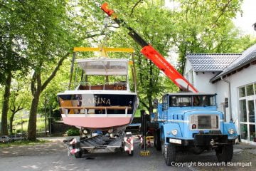 Chris Craft MX 25 Motoryacht wird nach durchgeführtem Refit auf dem Werftgelände der Bootswerft Baumgart in Dortmund für den Transport zum Zielhafen mit dem Autokran auf den Bootstrailer verladen