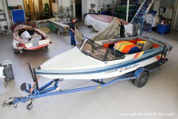 Malibu Skier Euro f3 Motorboot vor dem Refit in der Werfthalle der Bootswerft Baumgart in Dortmund