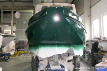 Bootslackierung beim Refit einer St. Jozef Vlet Motoryacht in der Werfthalle der Bootswerft Baumgart in Dortmund