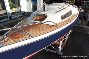 Fertiges Refit einer Varianta 65 mit blauem Rumpf und Teakdeck auf dem Werftgelände der Bootswerft Baumgart in Dortmund