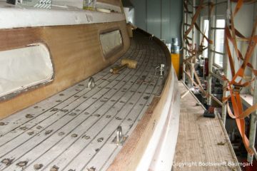 Teakdeck einer Vilm 106 beim Refit in der Werfthalle der Bootserft Baumgart in Dortmund