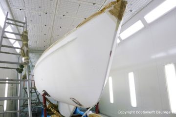 Bootslackierung beim Refit einer Vilm 106 in der Lackierkabine der Bootswerft Baumgart in Dortmund