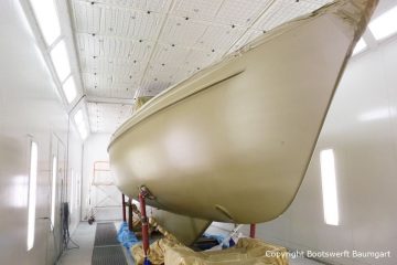 Bootslackierung beim Refit einer Vilm 106 in der Lackierkabine der Bootswerft Baumgart in Dortmund