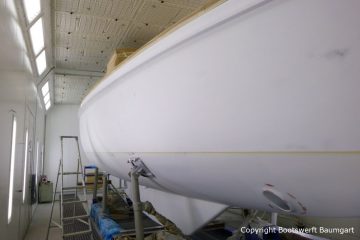 Refit einer Vilm 106 in der Lackierkabine der Bootswerft Baumgart in Dortmund