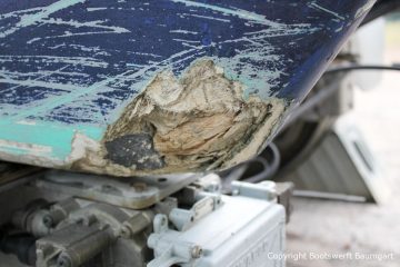 Schaden am Kiel der LM 28 Segelyacht vor der Reparatur auf dem Werftgelände der Bootswerft Baumgart in Dortmund