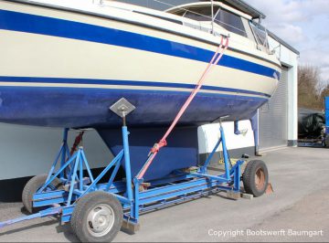 LM 28 Segelyacht mit fertig repariertem Kiel auf dem Hafentrailer auf dem Werftgelände der Bootswerft Baumgart in Dortmund