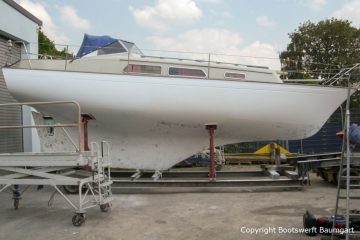 Grundierte NAB 32 Segelyacht auf dem Werftgelände der Bootswerft Baumgart in Dortmund