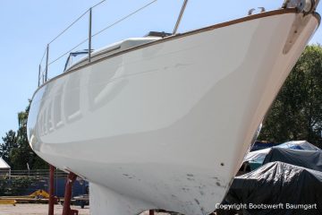 Fertig lackierte NAB 32 Segelyacht auf dem Werftgelände der Bootswerft Baumgart in Dortmund