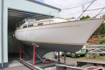 Die fertig lackierte NAB 32 Segelyacht kommt aus der Lackierkabine der Bootswerft Baumgart in Dortmund