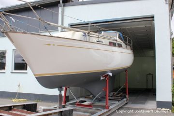 Die fertig lackierte NAB 32 Segelyacht kommt aus der Lackierkabine der Bootswerft Baumgart in Dortmund