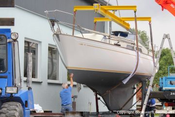 Fertig lackierte NAB 32 Segelyacht auf dem Werftgelände der Bootswerft Baumgart in Dortmund