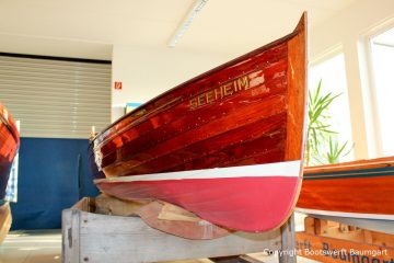 Klassisches Holzruderboot nach durchgeführter Restauration im Verkaufsraum der Bootswerft Baumgart in Dortmund