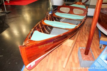 Klassisches Holzruderboot auf dem Messestand der Boot in Düsseldorf nach durchgeführter Restauration der Bootswerft Baumgart