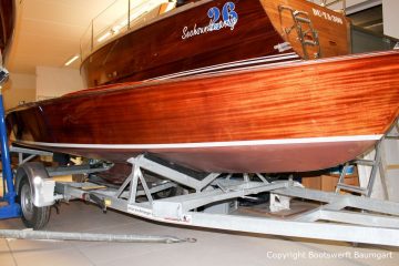 Kielzugvogel aus Holz nach der Restauration in der Bootswerft Baumgart in Dortmund auf dem Bootstrailer in der Werfthalle