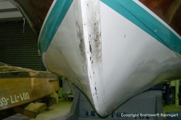 Bug des Unterwasserschiffs der Riva Ariston vor der Restauration in der Werfthalle der Bootswerft Baumgart in Dortmund