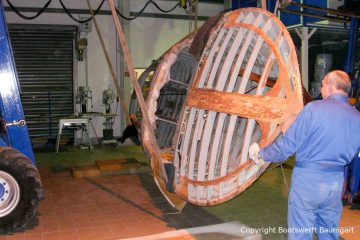 Skelett der Riva Ariston bei der Restauration in der Werfthalle der Bootswerft Baumgart in Dortmund