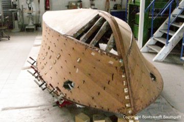 Rumpf der Riva Ariston bei der Restauration in der Werfthalle der Bootswerft Baumgart in Dortmund