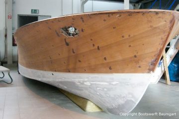 Bug der Riva Ariston bei der Restauration in der Werfthalle der Bootswerft Baumgart in Dortmund