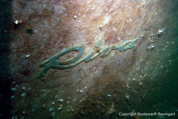 Riva Schriftzug beim Tauchgang zur Riva Super Aquarama. Organisiert und durchgeführt mit Unterstützung professioneller Taucher durch die Bootswerft Baumgart