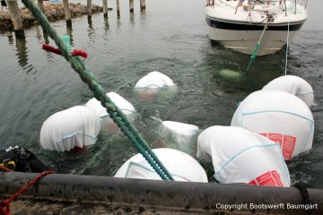 Unter Wasser Schleppen der Riva Super Aquarama in den Hafen für die Bergung durch die Bootswerft Baumgart