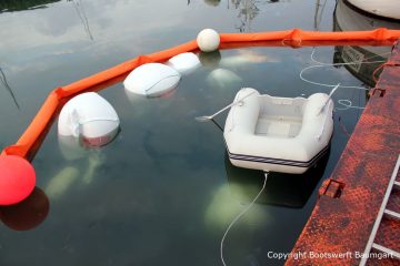 Ankunft der Riva Super Aquarama im Hafen unter Wasser liegend bei der Bergung durch die Bootswerft Baumgart