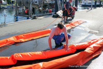 Vorbereitung der Hebegurte bei der Bergung der Riva Super Aquarama durch die Bootswerft Baumgart