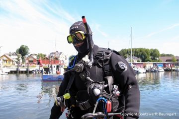 Taucher bei der Bergung der Riva Super Aquarama durch die Bootswerft Baumgart