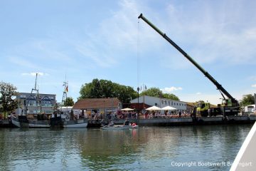 Autokran bei der Bergung der Riva Super Aquarama durch die Bootswerft Baumgart