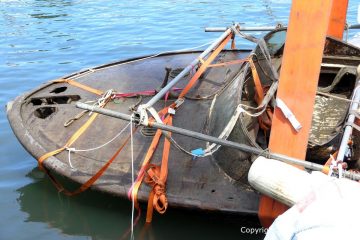 Bergung der Riva Super Aquarama mit Kran und Stützstangen durch die Bootswerft Baumgart