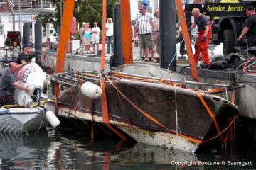 Bergung der Riva Super Aquarama mit Kran und Stützstangen durch die Bootswerft Baumgart