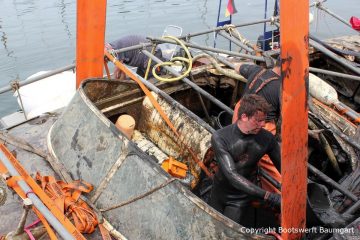 Schlammbeseitigung und grobe Säuberung der Riva Super Aquarama nach der Bergung durch die Bootswerft Baumgart