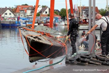 Kranen der Riva Super Aquarama nach der Bergung durch die Bootswerft Baumgart