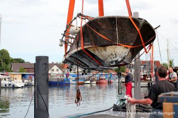 Kranen der Riva Super Aquarama nach der Bergung durch die Bootswerft Baumgart