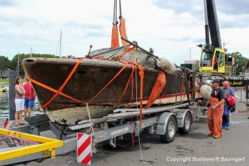 Kranen der Riva Super Aquarama nach der Bergung durch die Bootswerft Baumgart