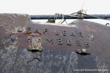 Heck Beschriftung "Leap Jear III Hamburg" der Riva Super Aquarama nach der Bergung durch die Bootswerft Baumgart