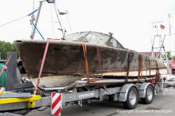 Riva Super Aquarama nach der Bergung auf dem Bootstrailer der Bootswerft Baumgart