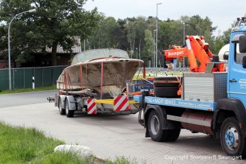 Bootstransport einer geborgenen Riva Super Aquarama durch die Bootswerft Baumgart