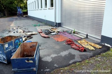 Trocknen der gefundenen Teile nach der Bergung der Riva Super Aquarama auf dem Werftgelände der Bootswerft Baumgart in Dortmund