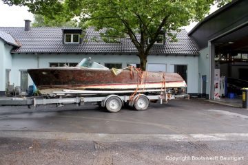 Ankunft der Riva Super Aquarama auf dem Bootstrailer auf dem Werftgelände vorm Tor der Werfthalle der Bootswerft Baumgart in Dortmund