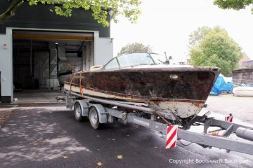 Ankunft der Riva Super Aquarama auf dem Bootstrailer auf dem Werftgelände vorm Tor der Werfthalle der Bootswerft Baumgart in Dortmund