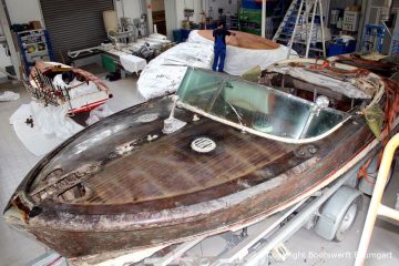 Riva Super Aquarama in der Werfthalle der Bootswerft Baumgart in Dortmund bereit zur Restauration